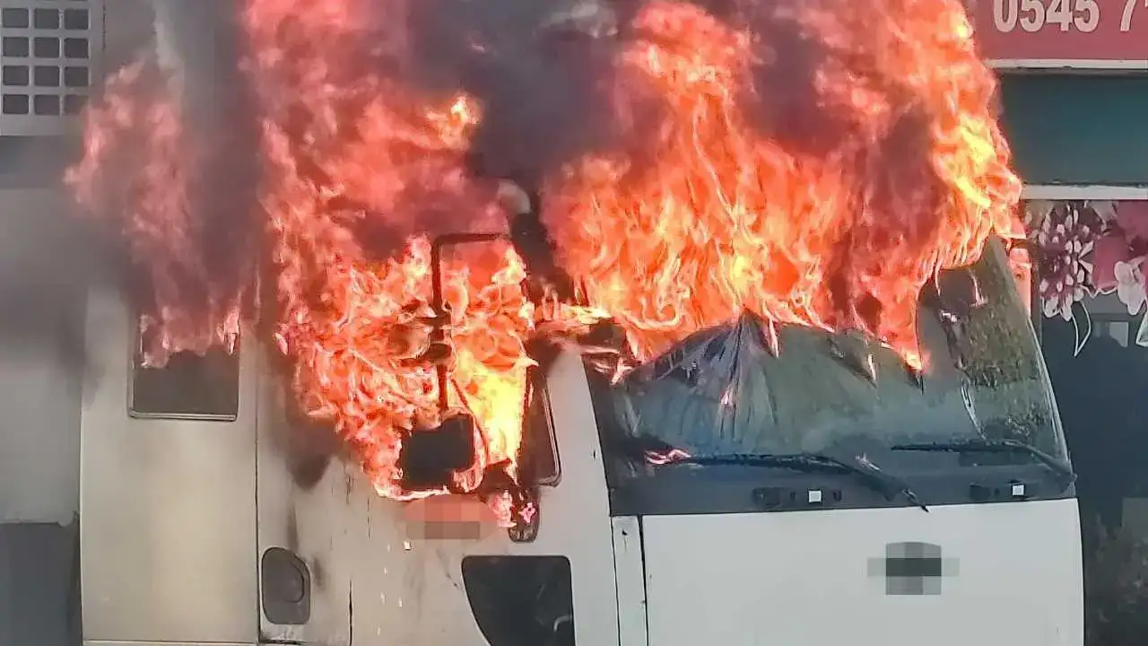 Serik’te Park Halindeki Kamyon Alev Topuna Döndü! 3